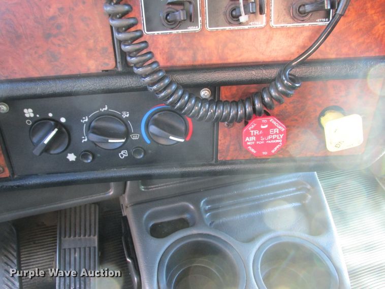 image for item DA8336 2006 Kenworth T600 semi truck