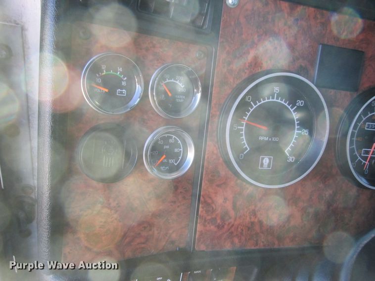 image for item DA8336 2006 Kenworth T600 semi truck