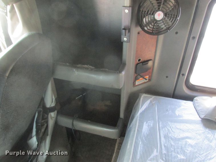 image for item DA8336 2006 Kenworth T600 semi truck