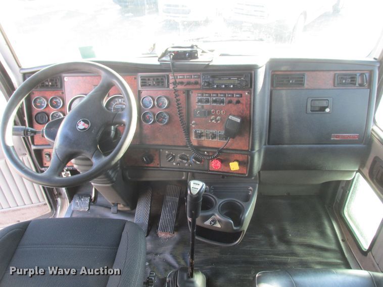 image for item DA8336 2006 Kenworth T600 semi truck