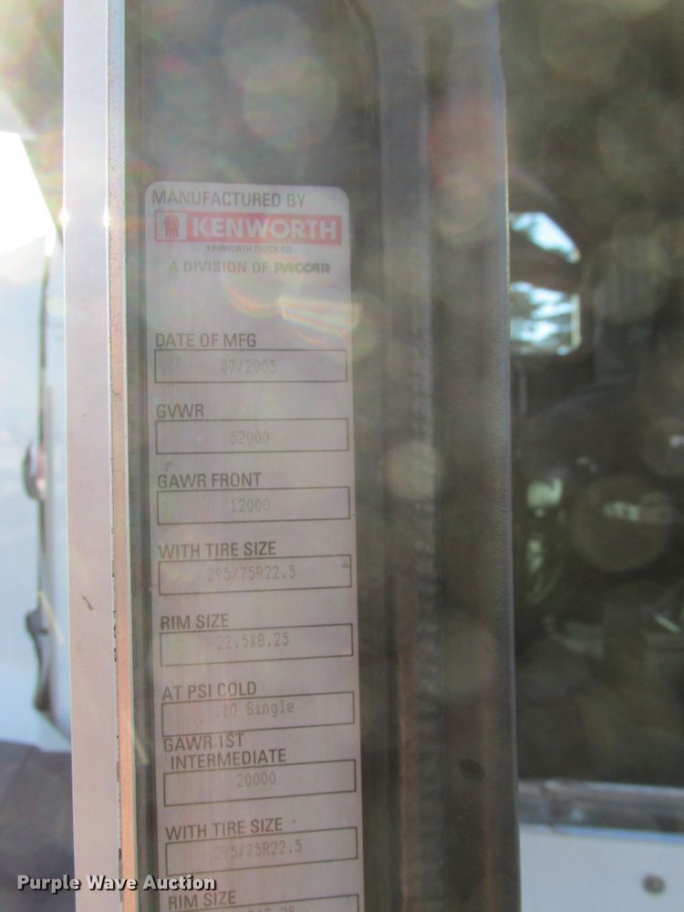 image for item DA8336 2006 Kenworth T600 semi truck