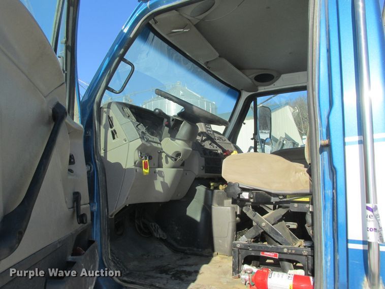 image for item DA8338 2007 Sterling A-Line semi truck