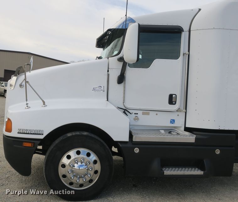 image for item DB10099 2005 Kenworth T600 semi truck