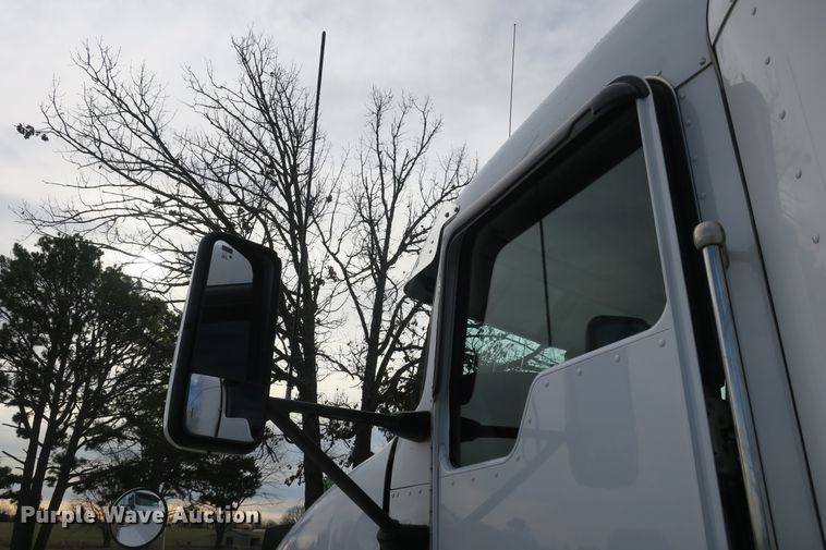 image for item DB10099 2005 Kenworth T600 semi truck