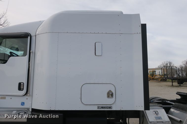 image for item DB10099 2005 Kenworth T600 semi truck