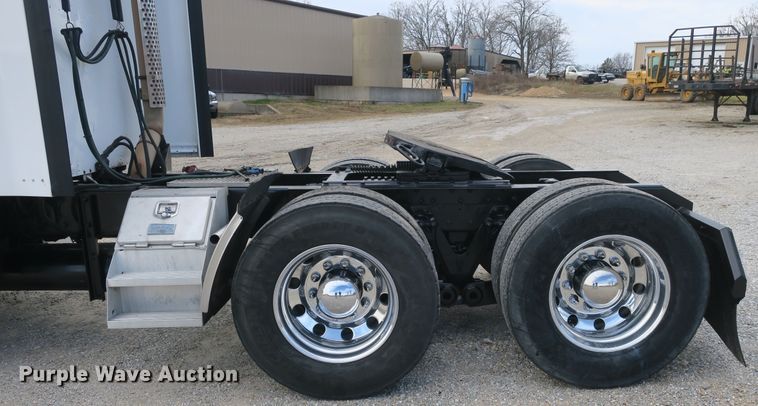 image for item DB10099 2005 Kenworth T600 semi truck