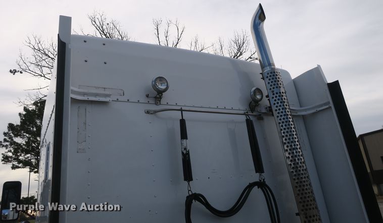 image for item DB10099 2005 Kenworth T600 semi truck