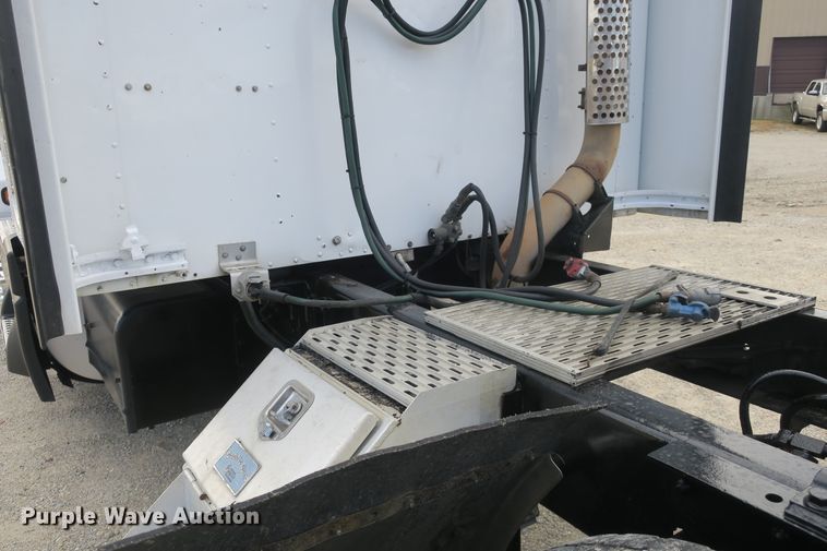 image for item DB10099 2005 Kenworth T600 semi truck