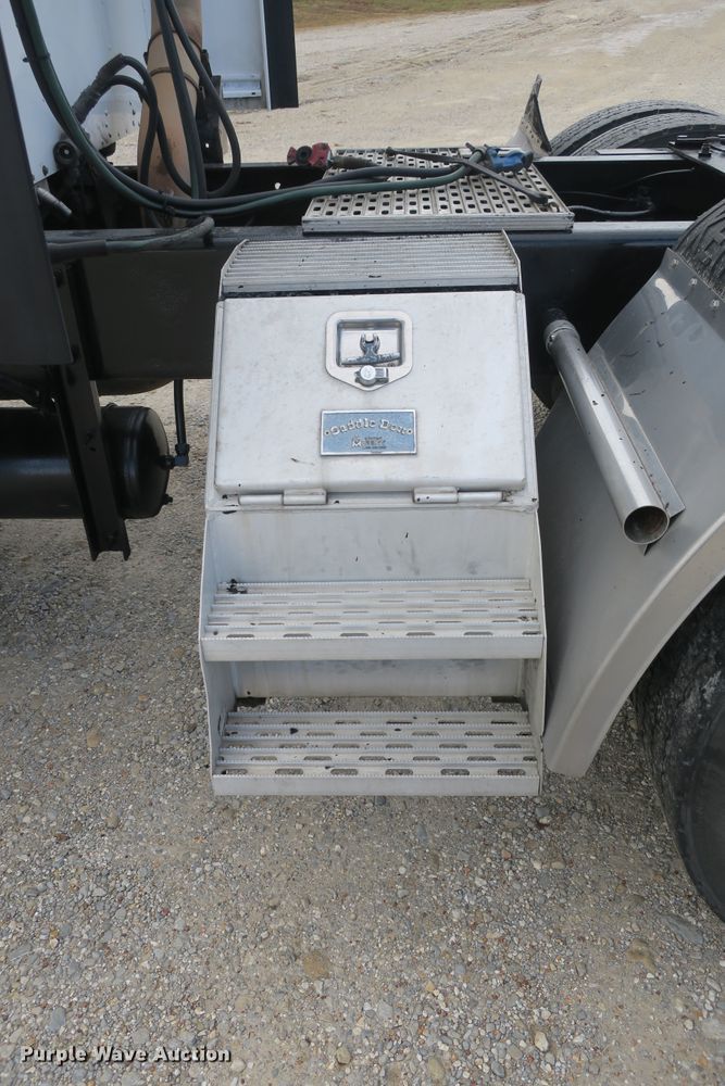 image for item DB10099 2005 Kenworth T600 semi truck