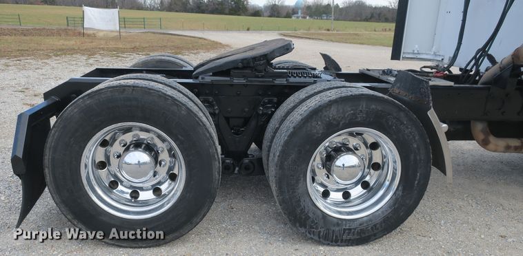 image for item DB10099 2005 Kenworth T600 semi truck