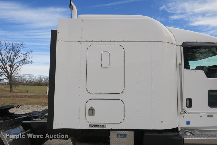 image for item DB10099 2005 Kenworth T600 semi truck