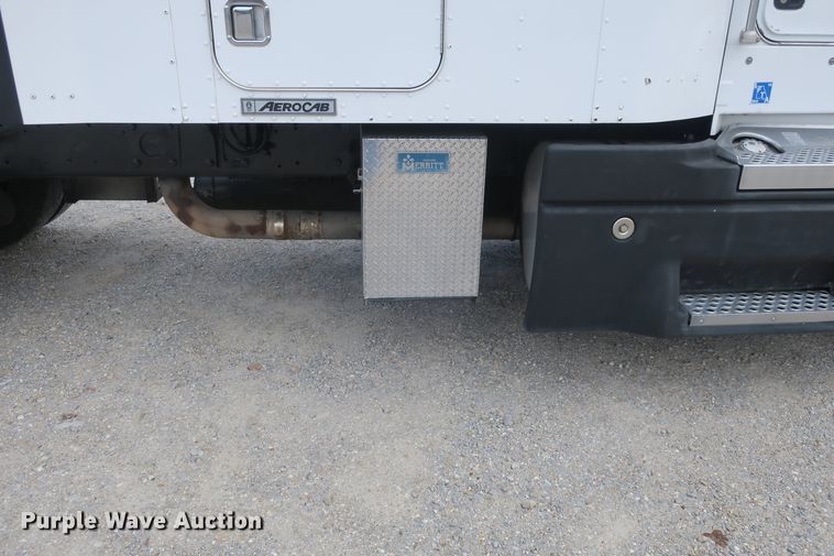 image for item DB10099 2005 Kenworth T600 semi truck