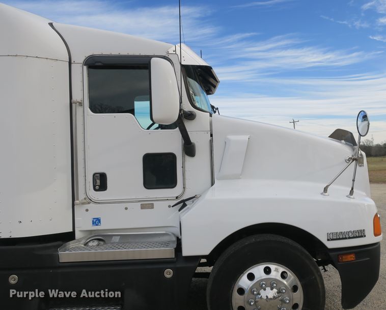 image for item DB10099 2005 Kenworth T600 semi truck