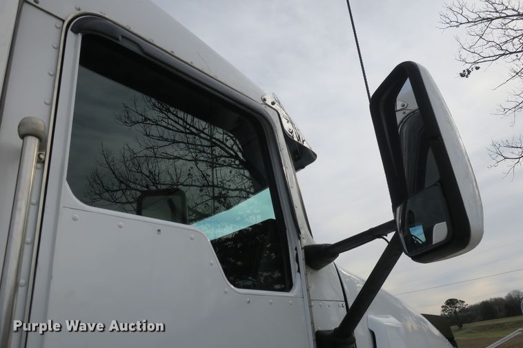 image for item DB10099 2005 Kenworth T600 semi truck