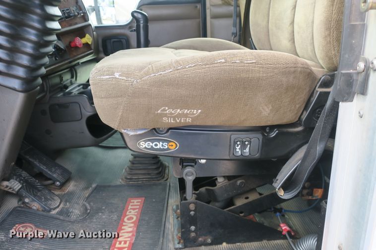 image for item DB10099 2005 Kenworth T600 semi truck