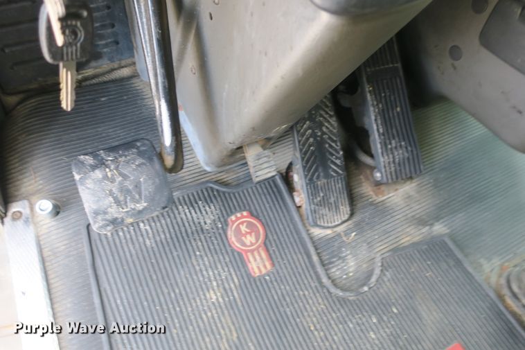 image for item DB10099 2005 Kenworth T600 semi truck