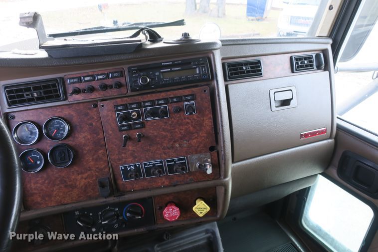 image for item DB10099 2005 Kenworth T600 semi truck