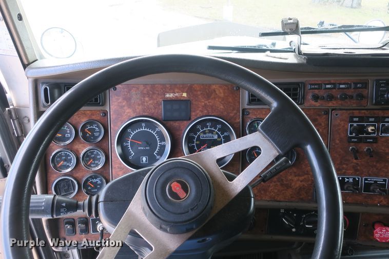 image for item DB10099 2005 Kenworth T600 semi truck