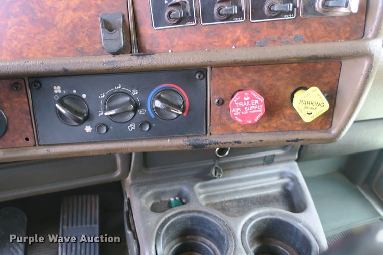 image for item DB10099 2005 Kenworth T600 semi truck