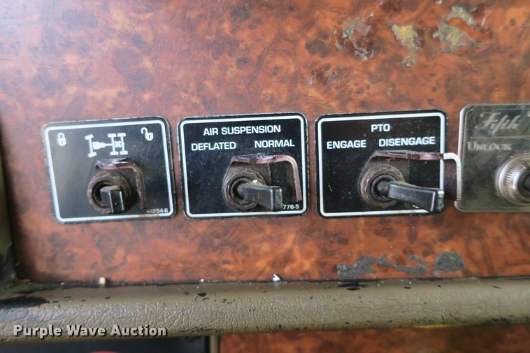 image for item DB10099 2005 Kenworth T600 semi truck