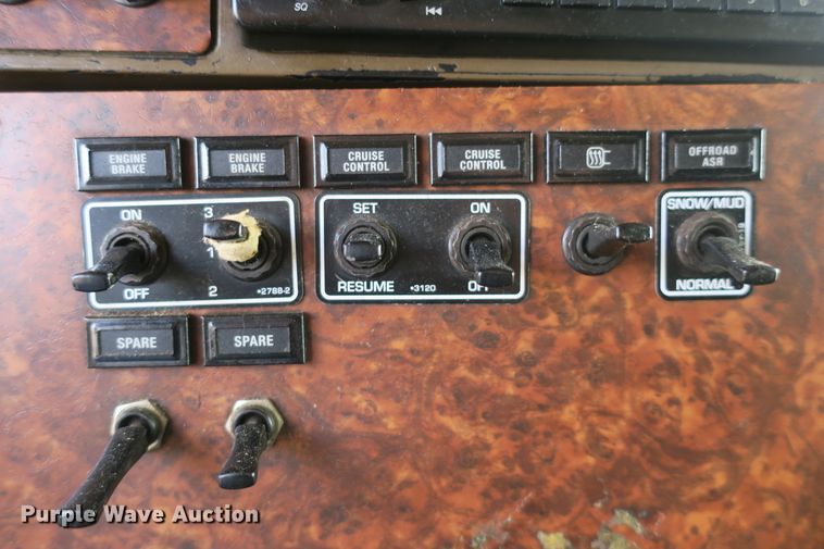 image for item DB10099 2005 Kenworth T600 semi truck