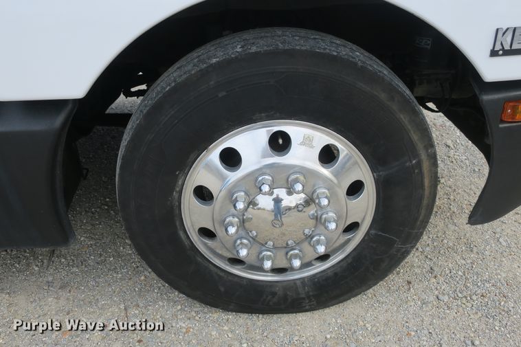 image for item DB10099 2005 Kenworth T600 semi truck