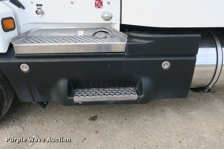 image for item DB10100 2007 Kenworth T600 semi truck