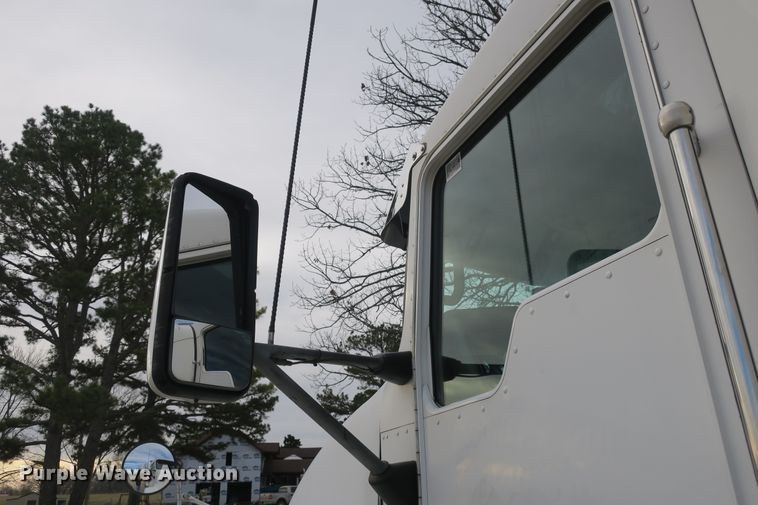 image for item DB10100 2007 Kenworth T600 semi truck