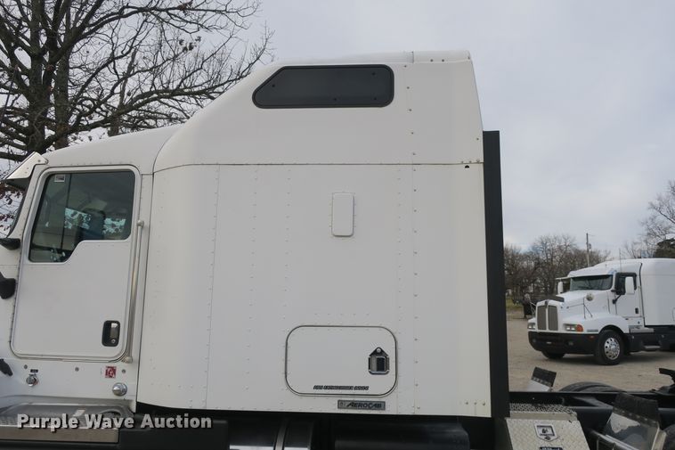 image for item DB10100 2007 Kenworth T600 semi truck