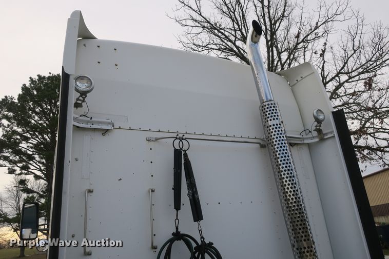 image for item DB10100 2007 Kenworth T600 semi truck