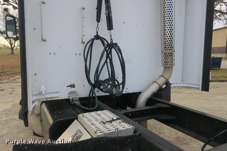 image for item DB10100 2007 Kenworth T600 semi truck