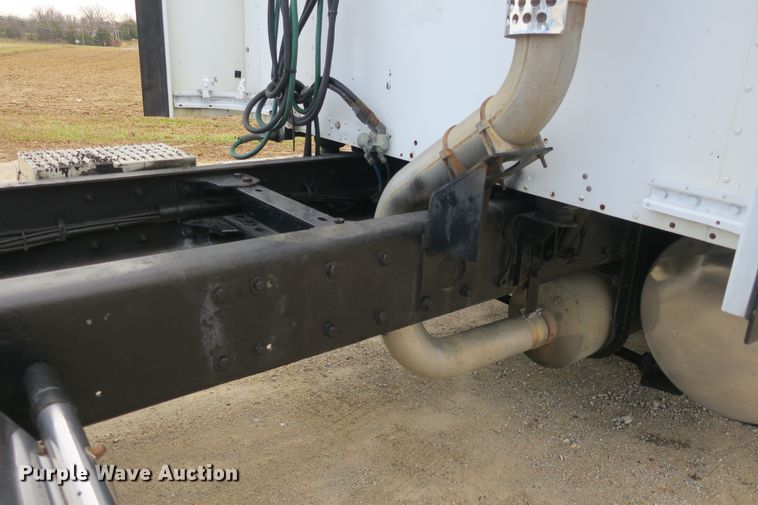 image for item DB10100 2007 Kenworth T600 semi truck