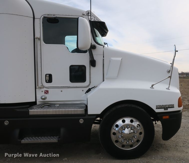image for item DB10100 2007 Kenworth T600 semi truck
