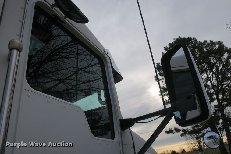 image for item DB10100 2007 Kenworth T600 semi truck