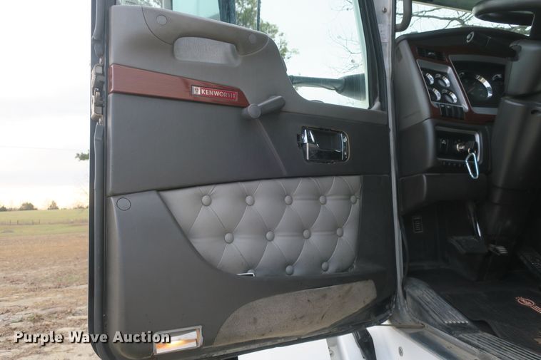 image for item DB10100 2007 Kenworth T600 semi truck