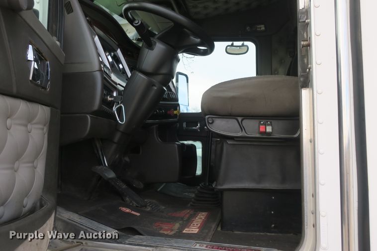 image for item DB10100 2007 Kenworth T600 semi truck