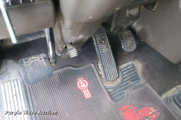 image for item DB10100 2007 Kenworth T600 semi truck