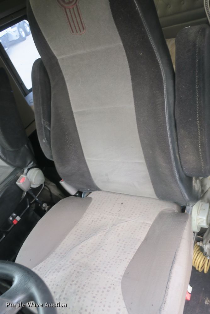 image for item DB10100 2007 Kenworth T600 semi truck