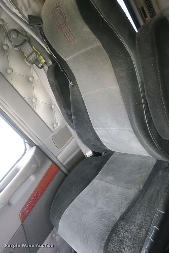 image for item DB10100 2007 Kenworth T600 semi truck