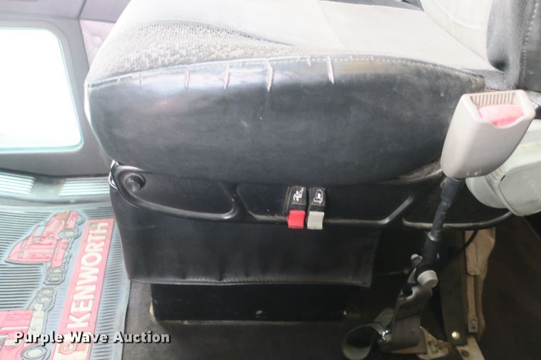 image for item DB10100 2007 Kenworth T600 semi truck