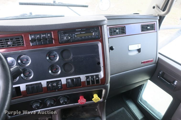 image for item DB10100 2007 Kenworth T600 semi truck