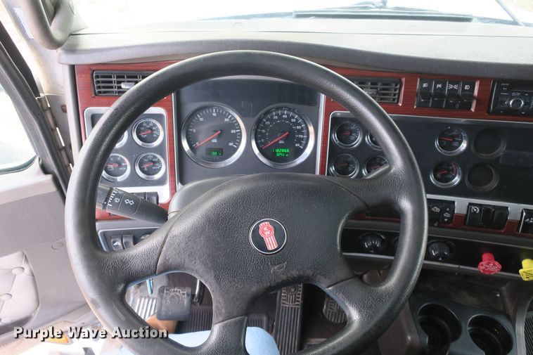 image for item DB10100 2007 Kenworth T600 semi truck