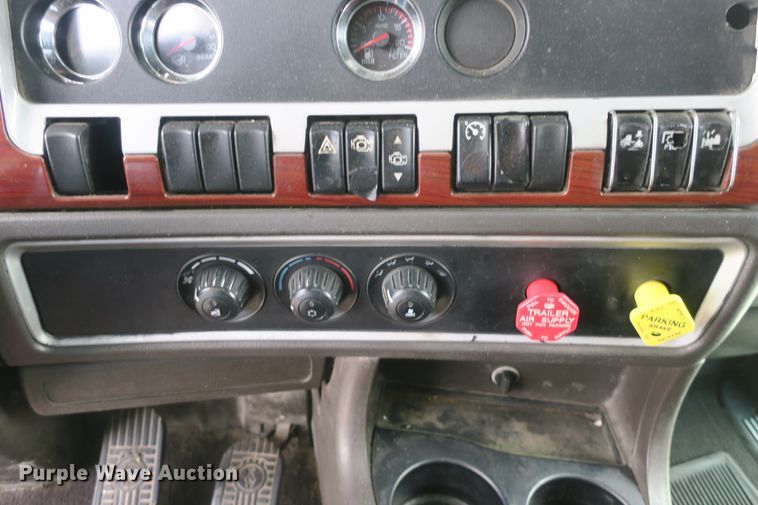 image for item DB10100 2007 Kenworth T600 semi truck