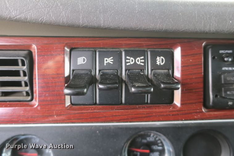 image for item DB10100 2007 Kenworth T600 semi truck