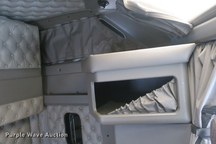 image for item DB10100 2007 Kenworth T600 semi truck