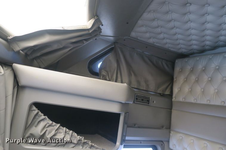 image for item DB10100 2007 Kenworth T600 semi truck