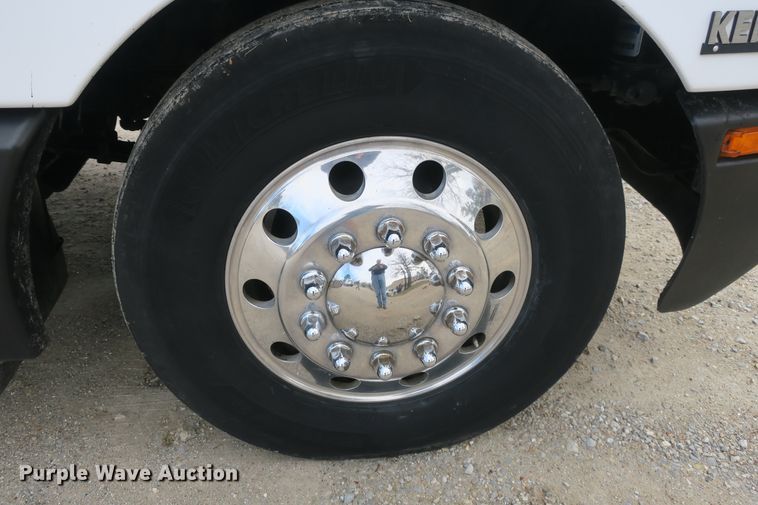 image for item DB10100 2007 Kenworth T600 semi truck