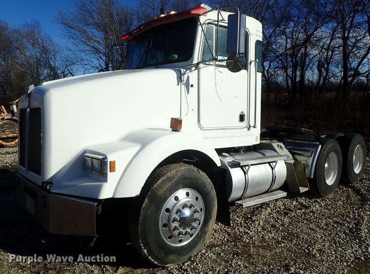 image for item DC3443 1993 Kenworth T450 semi truck