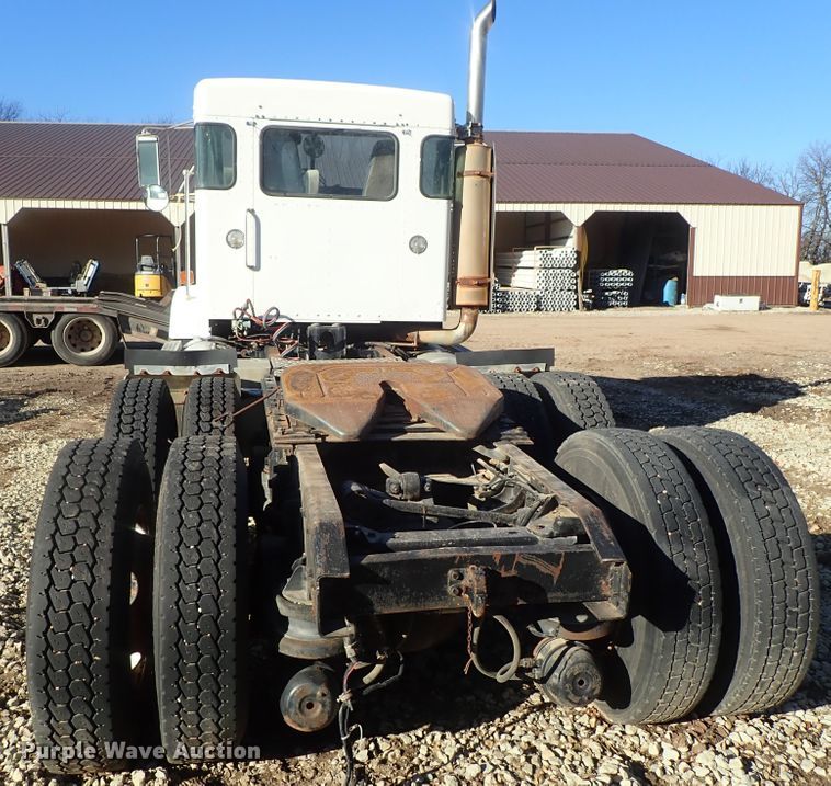 image for item DC3443 1993 Kenworth T450 semi truck