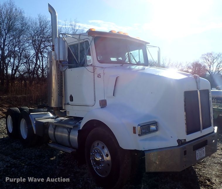 image for item DC3443 1993 Kenworth T450 semi truck